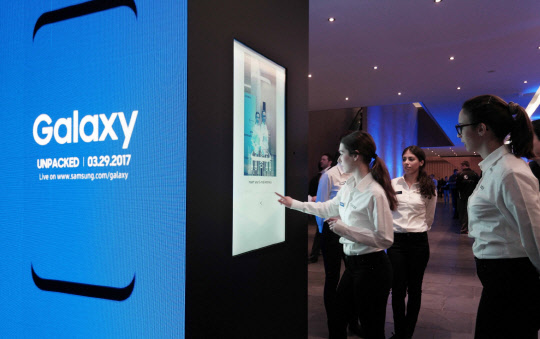 삼성전자는 모바일월드콩그레스(MWC) 개막 하루 전인 26일(현지시간) 스페인 바르셀로나 까탈루냐 콩그레스센터에서 행사를 열고 내달 29일 미국 뉴욕 링컨센터와 영국 런던 히어 이스트에서 '삼성 갤럭시 언팩' 행사를 열고 전략 스마트폰 갤럭시S8을 공개한다고 밝혔다. 회사는 또 사전마케팅을 위해 세계 4개국에 '언팩 박스'를 설치한다. 이날 행사장에 마련된 '삼성 갤럭시 언팩' 초청장 박스 앞에서 삼성 관계자가 나만의 초청장을 만들고 있다.  삼성전자 제공